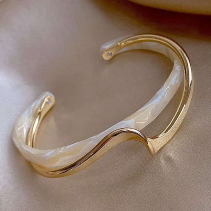 PHOEBE WHITE OPAL ELEGANT GOLDEN BRACELET